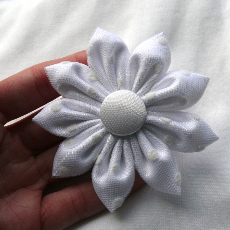 Bílá kytka (brož)