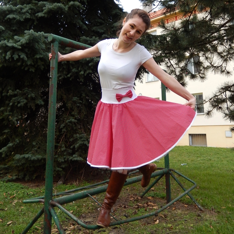 Červená tečkovaná sukně