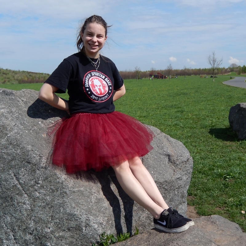 Tmavě červená tylová sukně