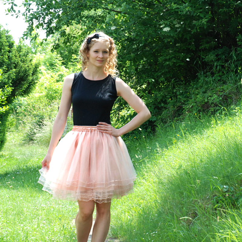 Pleťová tylová sukně s lemovanými okraji