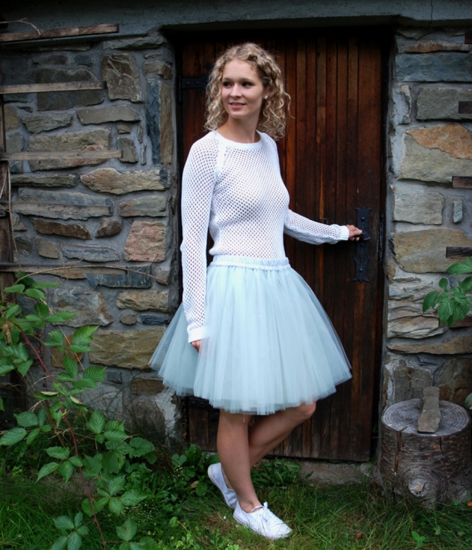 Šedá tylová sukně