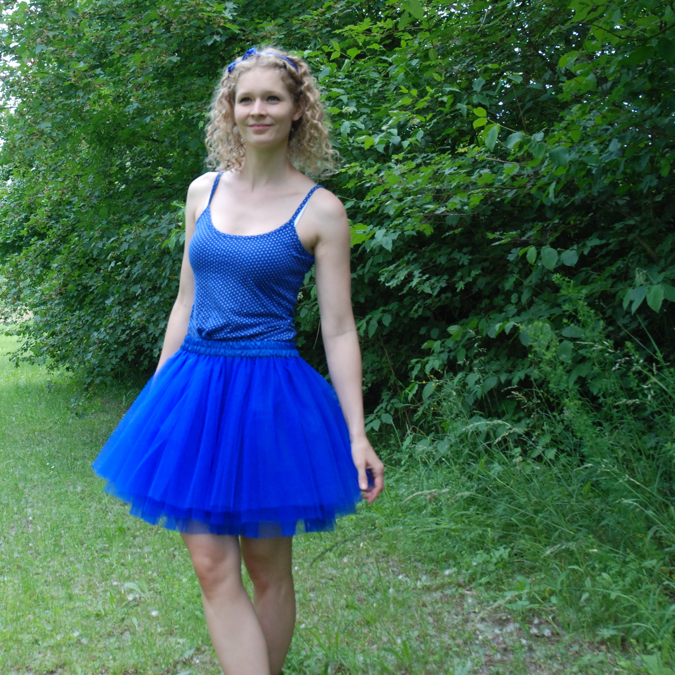 Královsky modrá tylová sukně