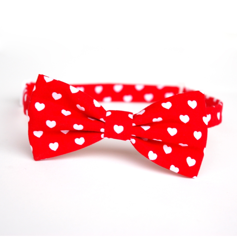 Červený motýlek se srdíčky