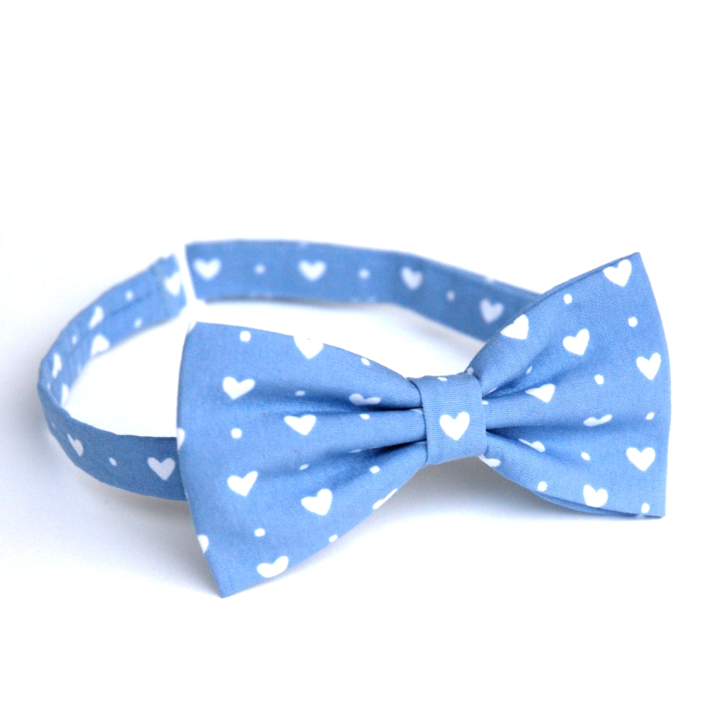 Modrý motýlek se srdíčky