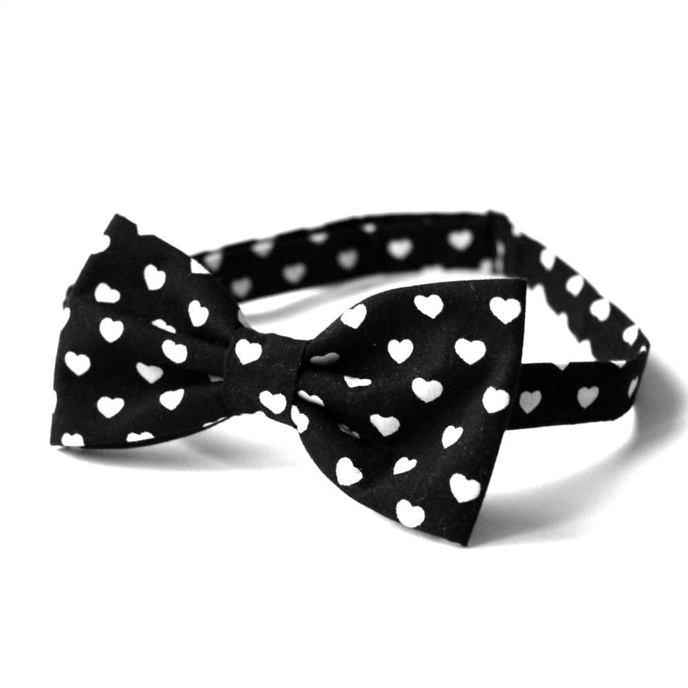 Černý motýlek se srdíčky