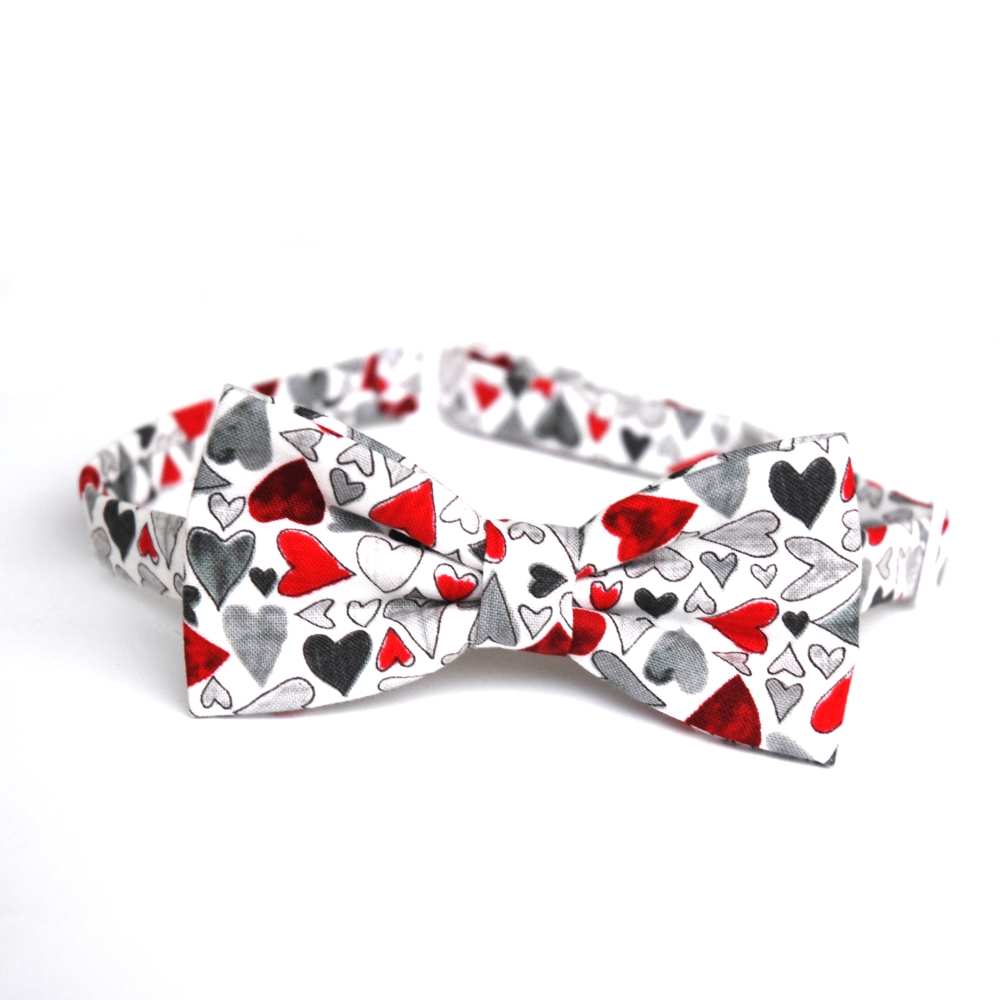 Šedo-červený motýlek se srdíčky