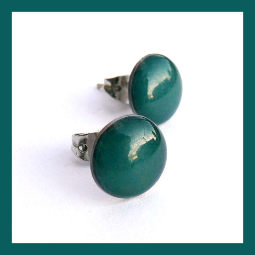 Tmavě zelené pecky