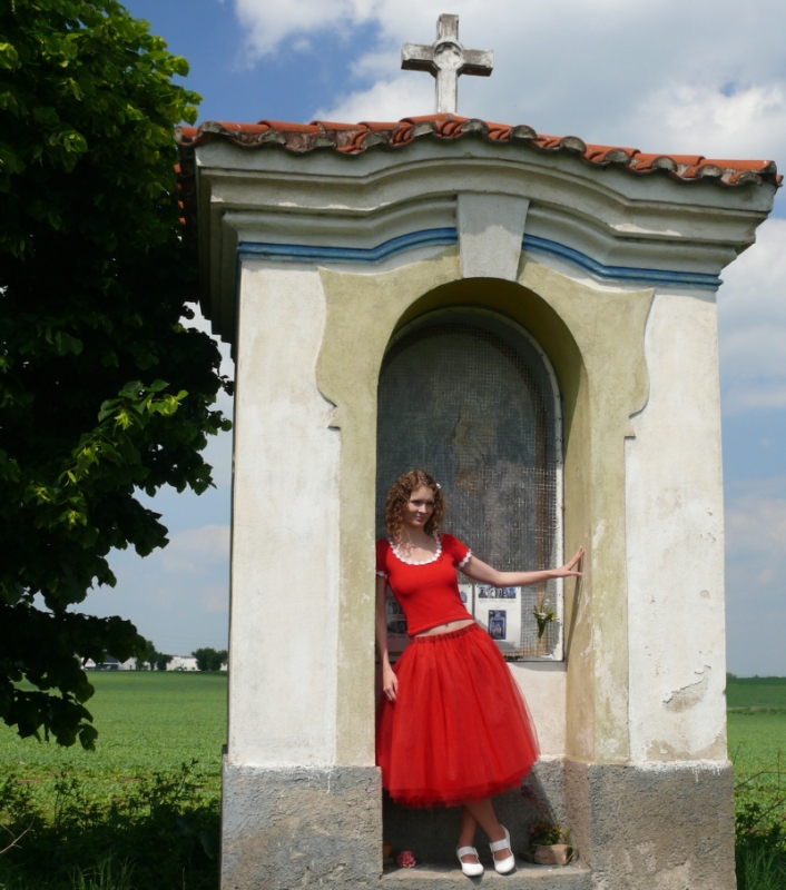 Červená tylová sukně