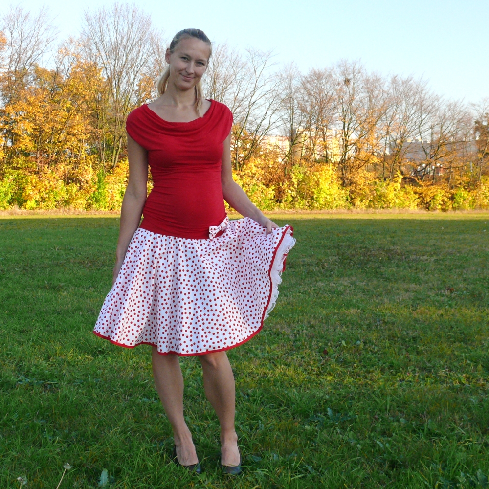 Bílo-červená puntíkovaná sukně