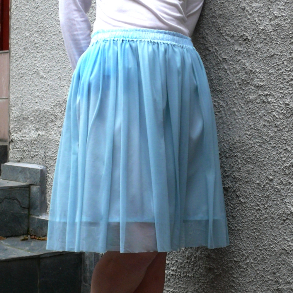 Modrozelená splývavá tylová sukně