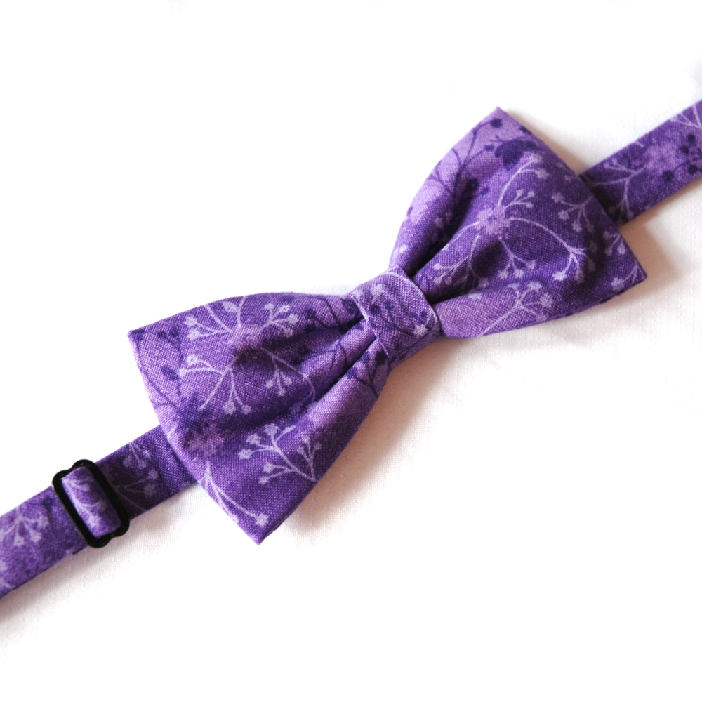 Fialový motýlek s rostlinnými motivy