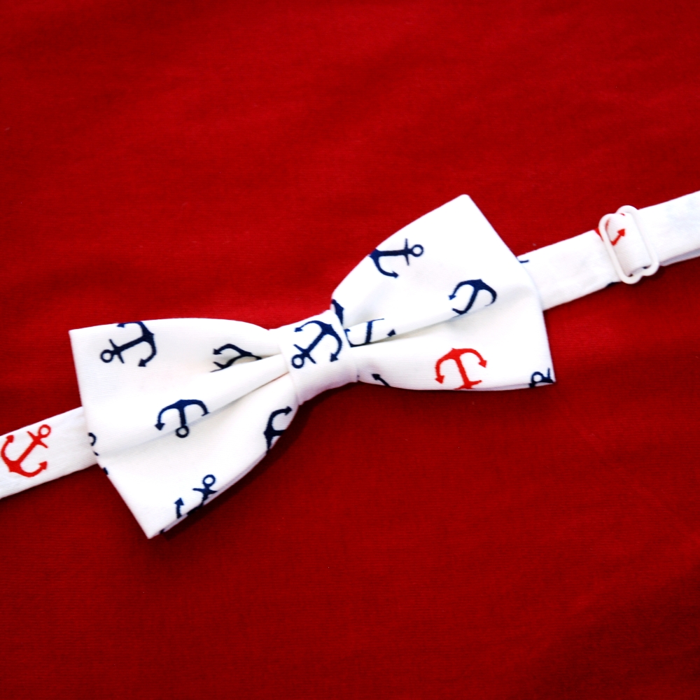 Bílý motýlek s kotvičkami