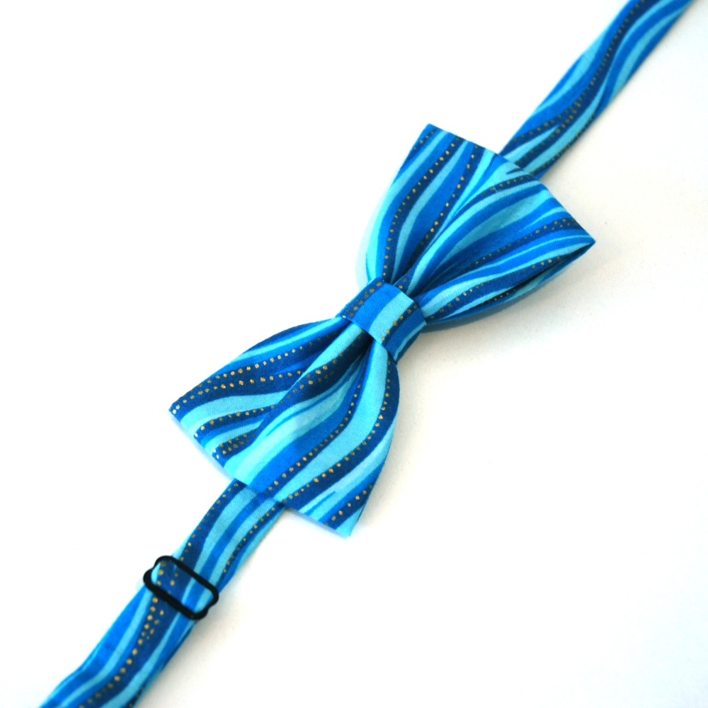 Tyrkysový motýlek s vlnkami