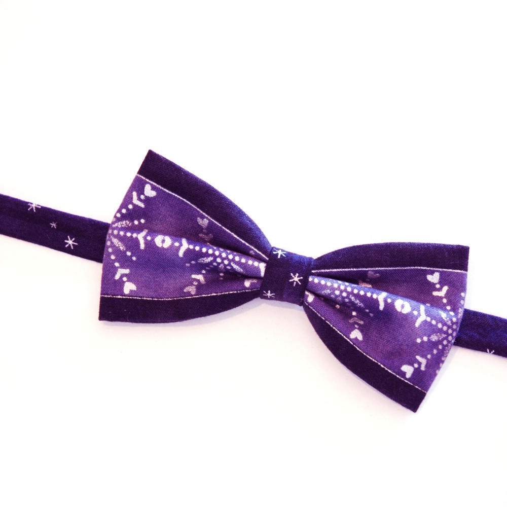 Fialový motýlek se stříbrnými hvězdami