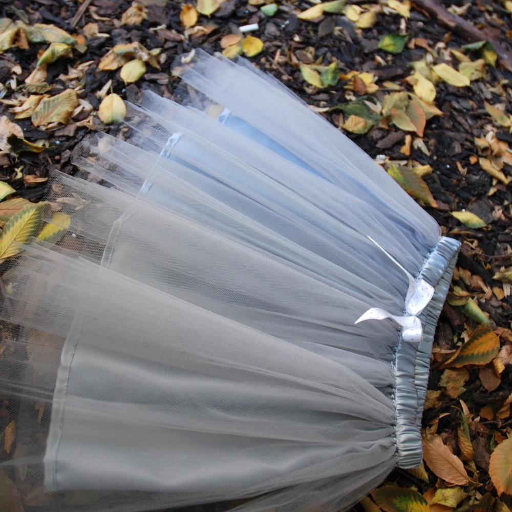 Šedá tylová sukně s puntíkovanou mašlí - dětská