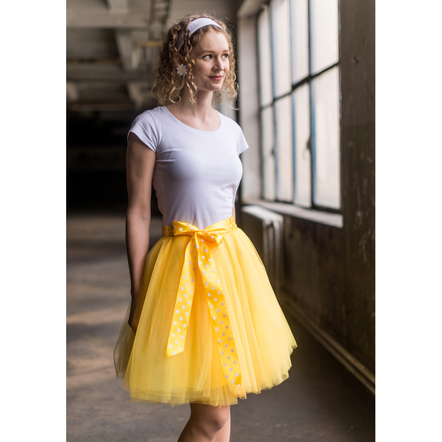 Žlutá tylová sukně s puntíkovanou mašlí