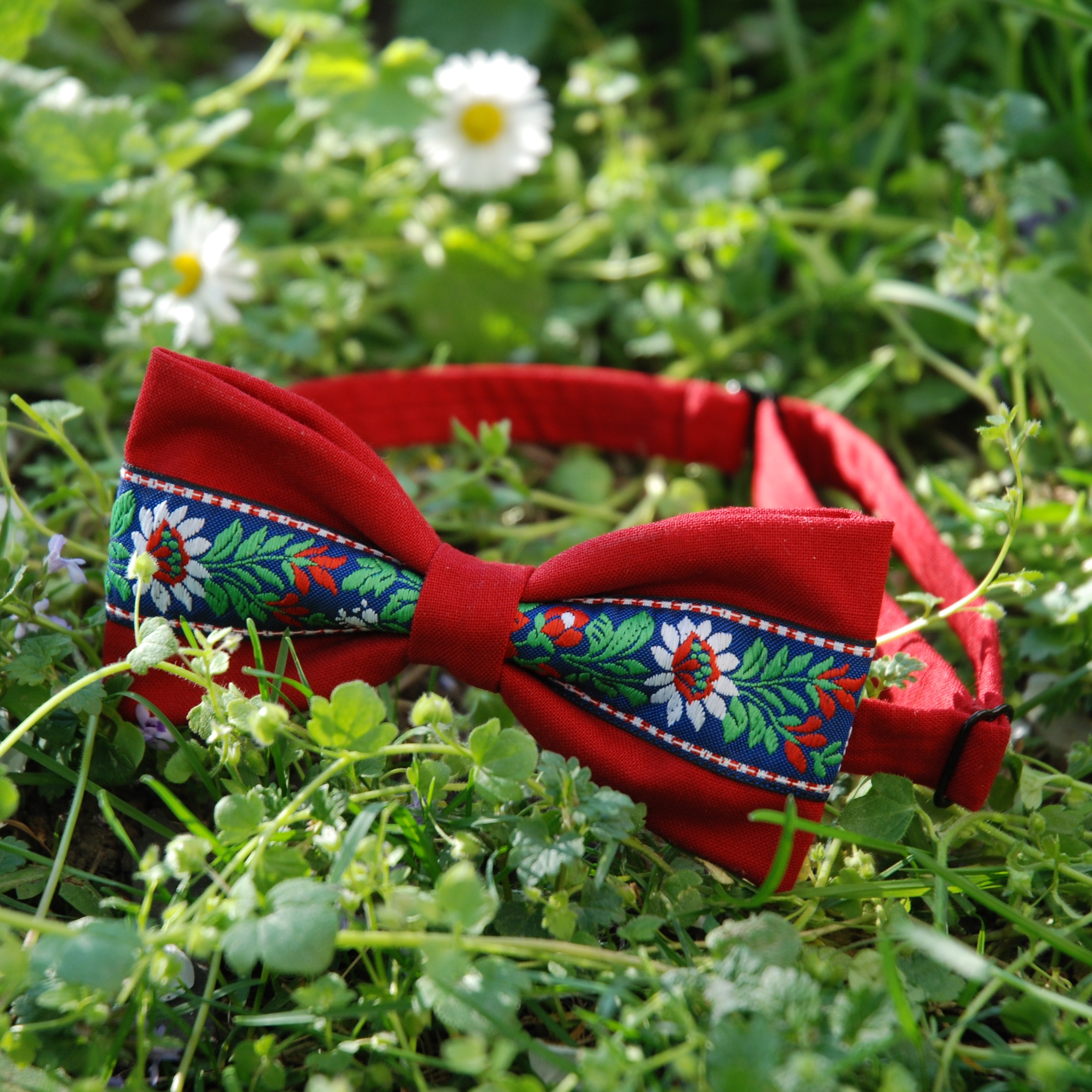 Červený motýlek s folklórním motivem