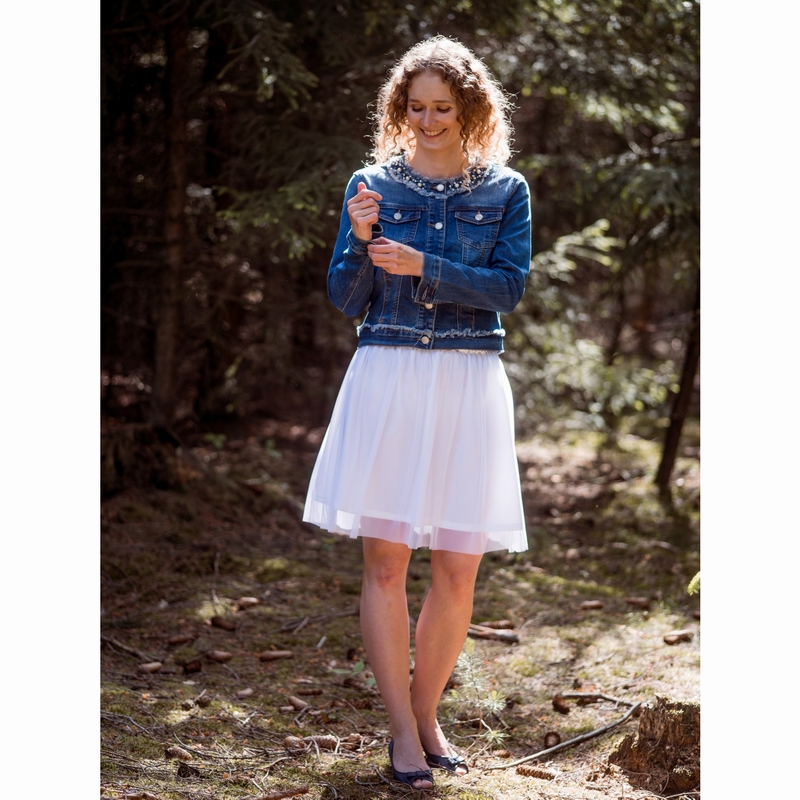 Bílá splývavá tylová sukně