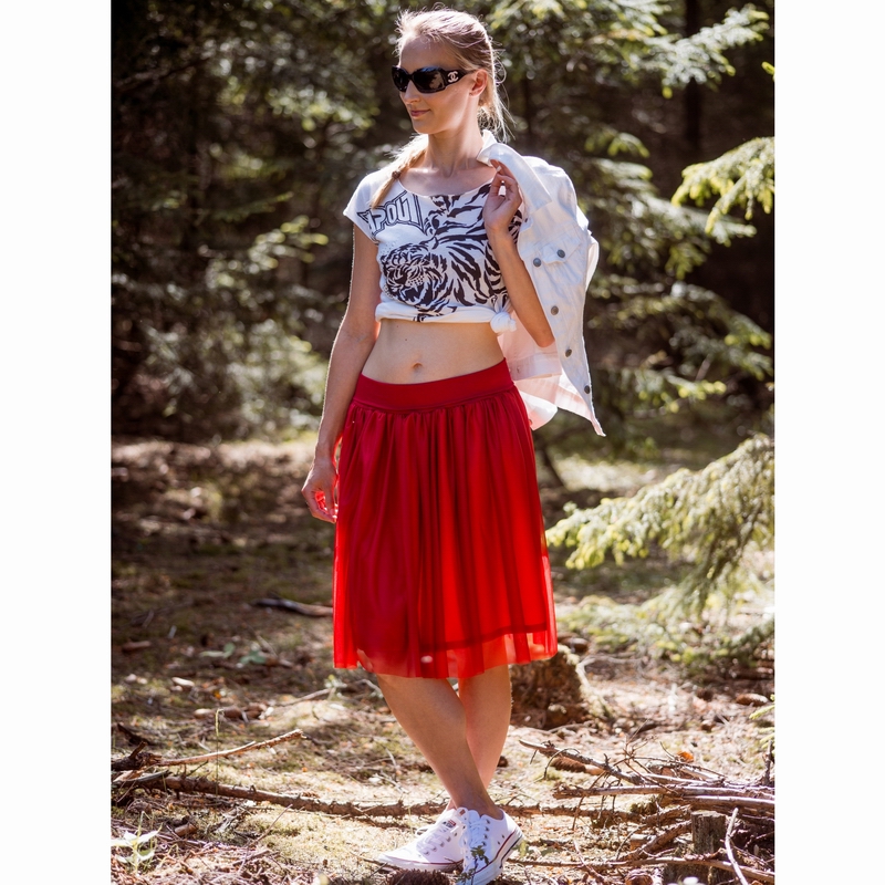 Červená splývavá tylová sukně