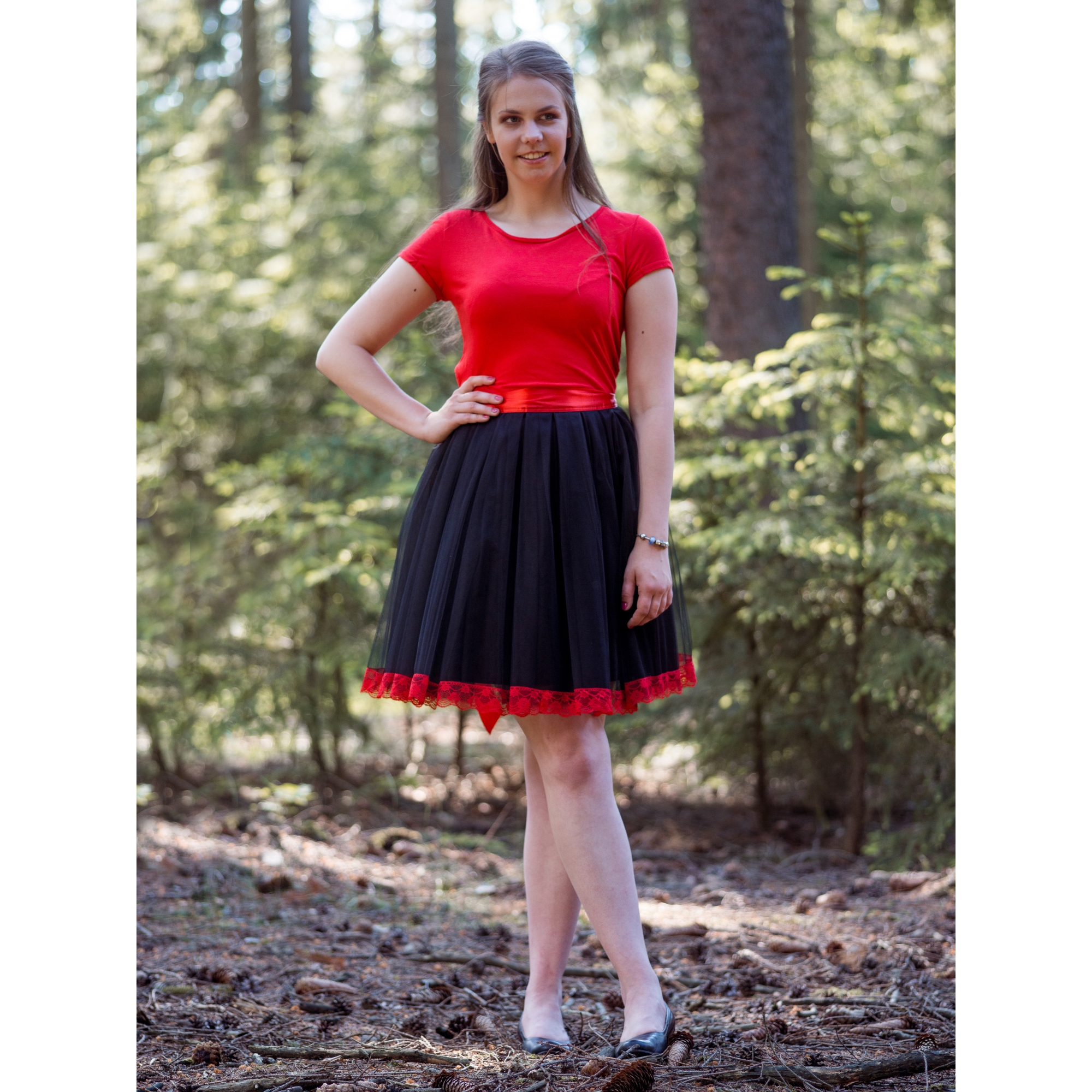 Černá tylová sukně s červenou krajkou