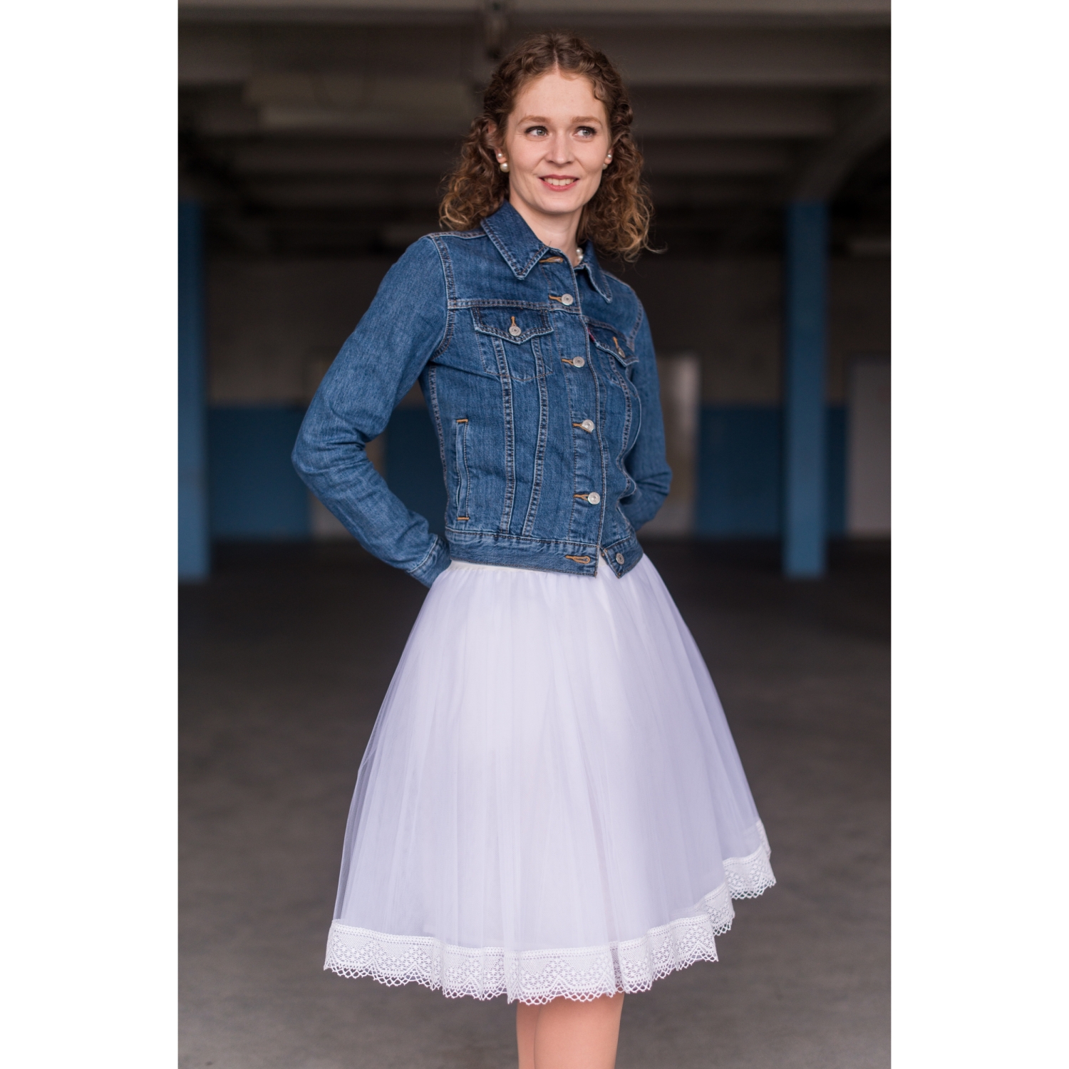 Bílá tylová sukně s krajkou