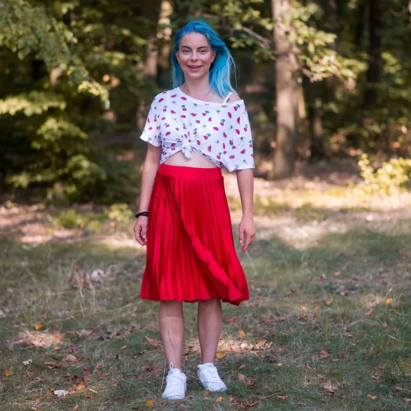 Červená plisovaná sukně