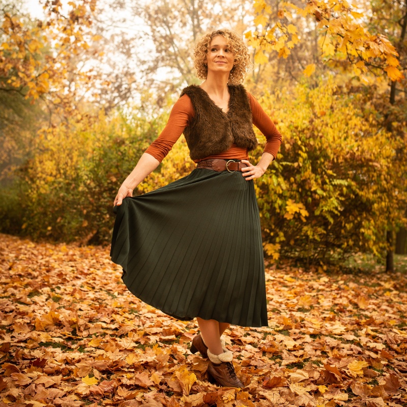 Tmavě zelená plisovaná sukně