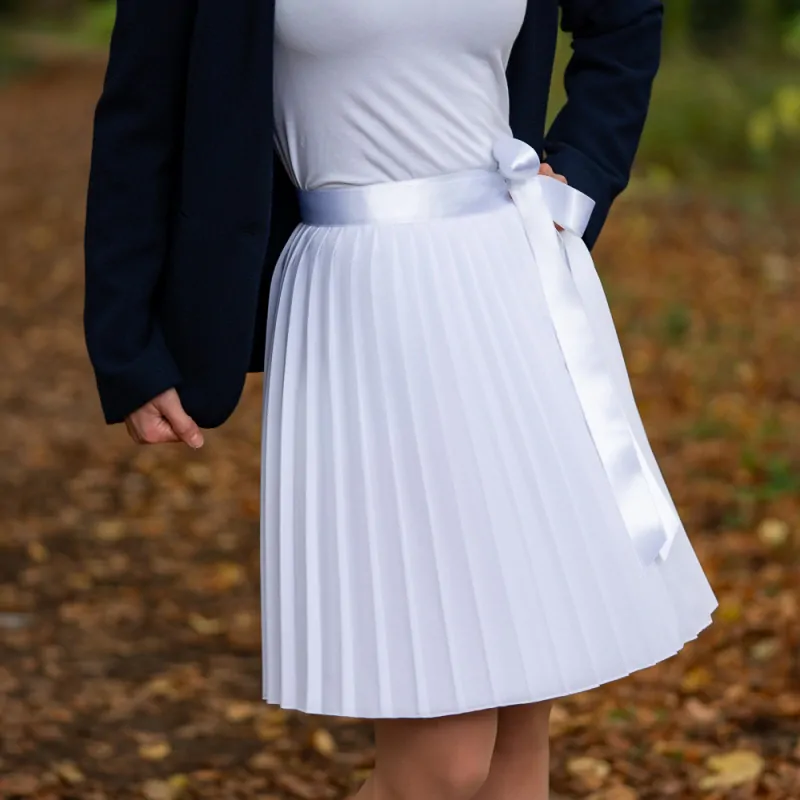 Bílá zavinovací plisovaná sukně