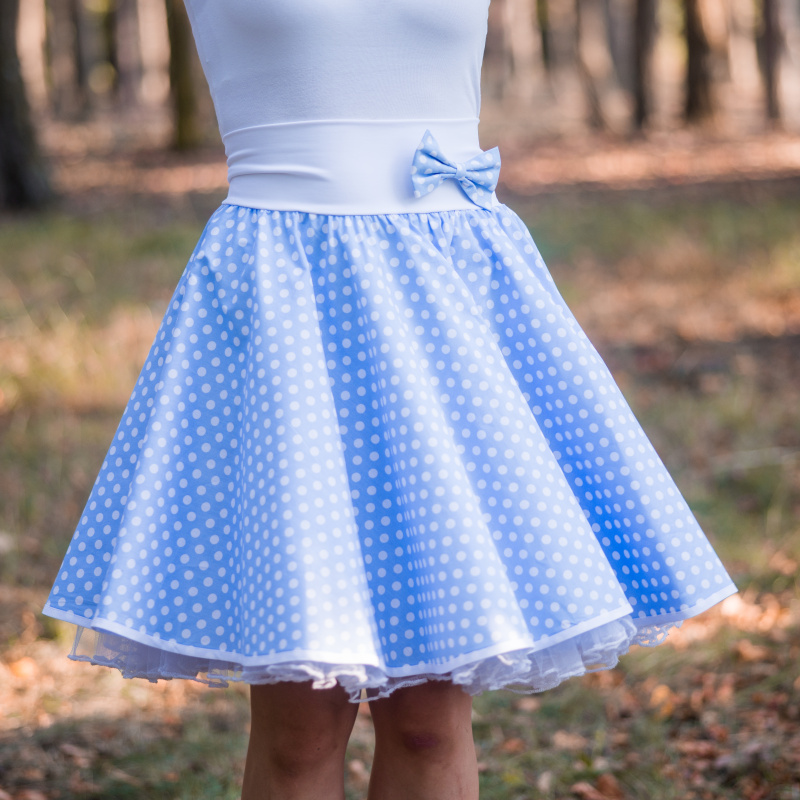 Světle modrá puntíkovaná sukně