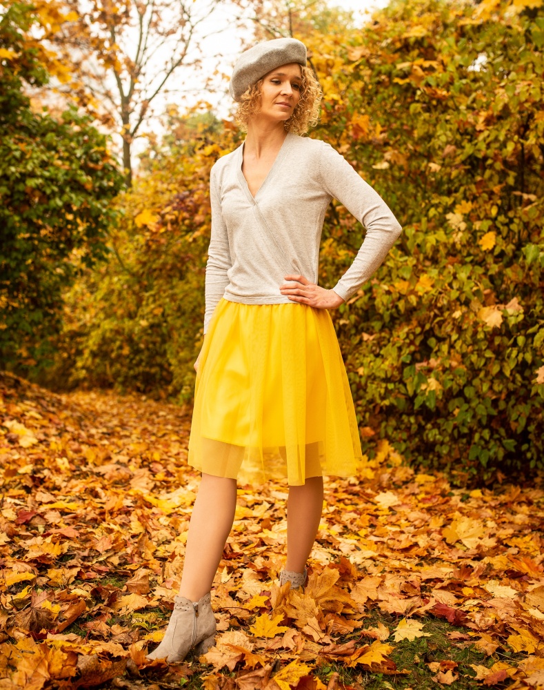 Žlutá splývavá tylová sukně