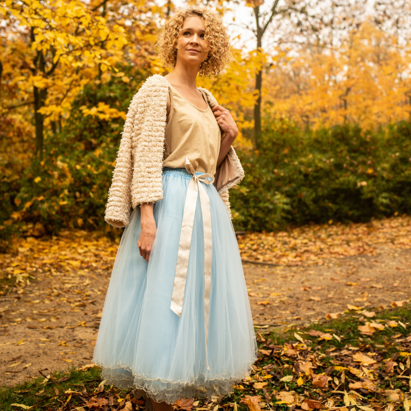 Světe modrá tylová sukně se zlatým lemováním