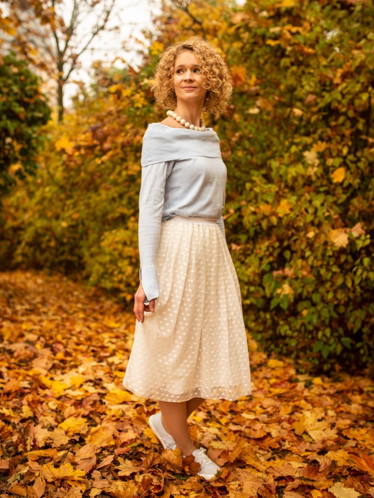 Smetanová puntíkovaná splývavá tylová sukně