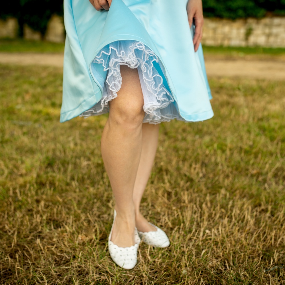 Světle modrá saténová sukně