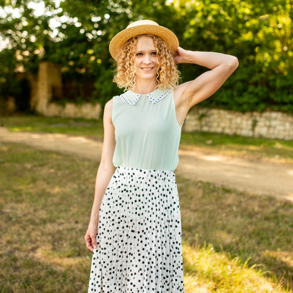 Černobílá puntíkovaná plisovaná sukně