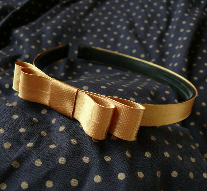 Čelenka s mašlí v barvě medově-zlaté