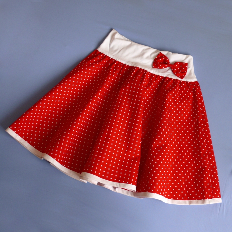 Červená půlkolová puntíkovaná sukně