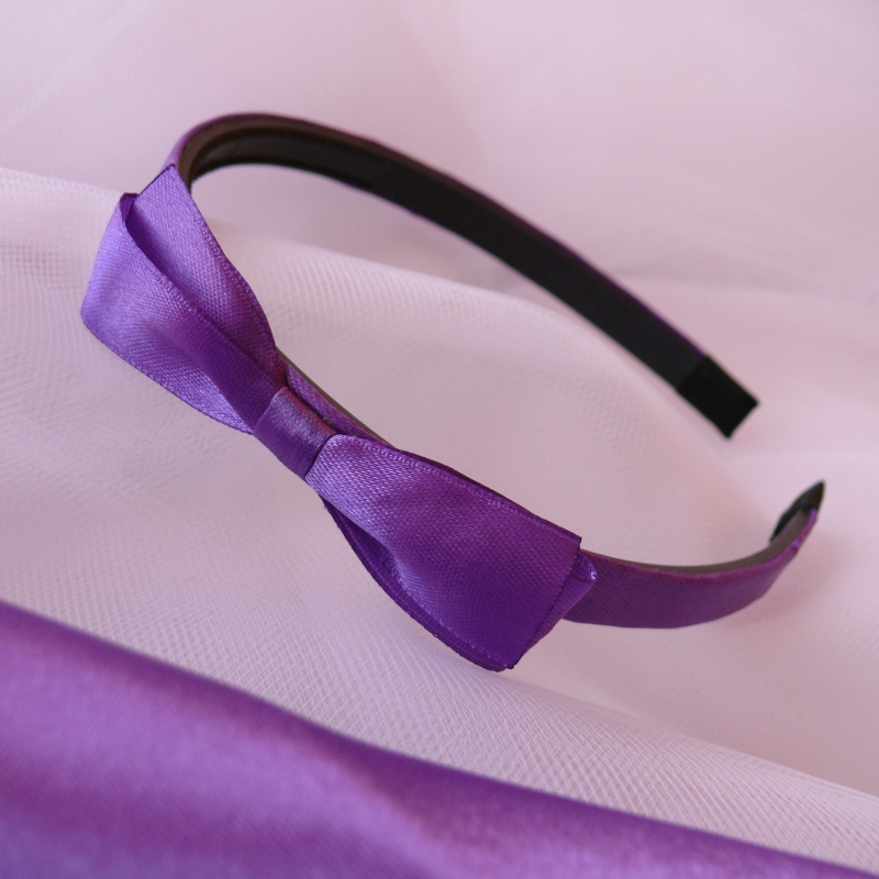 Fialová čelenka s jednoduchou mašlí