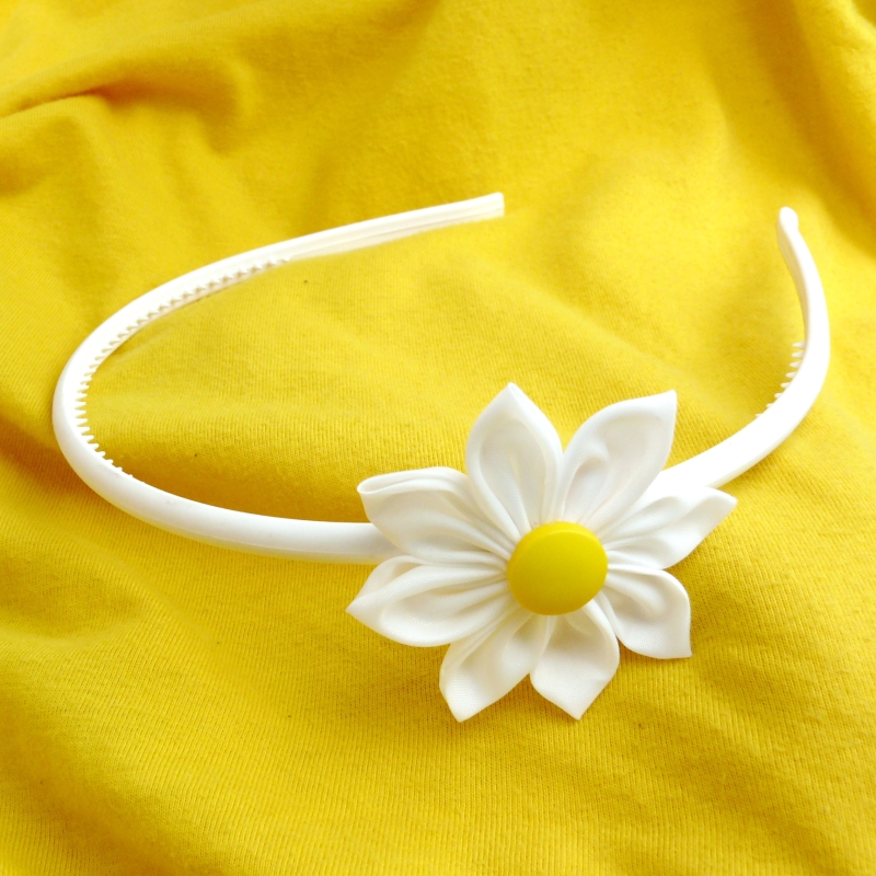 Bílá čelenka s kytkou