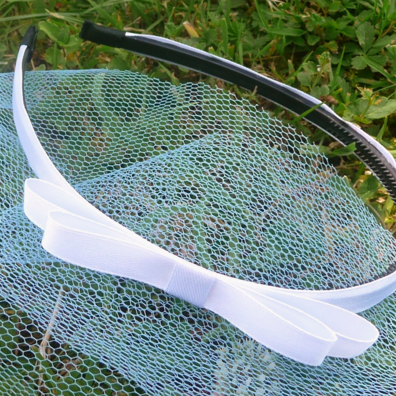 Bílá úzká čelenka s mašlí