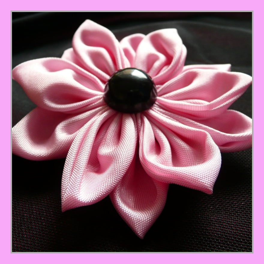 Růžová kytka (brož)