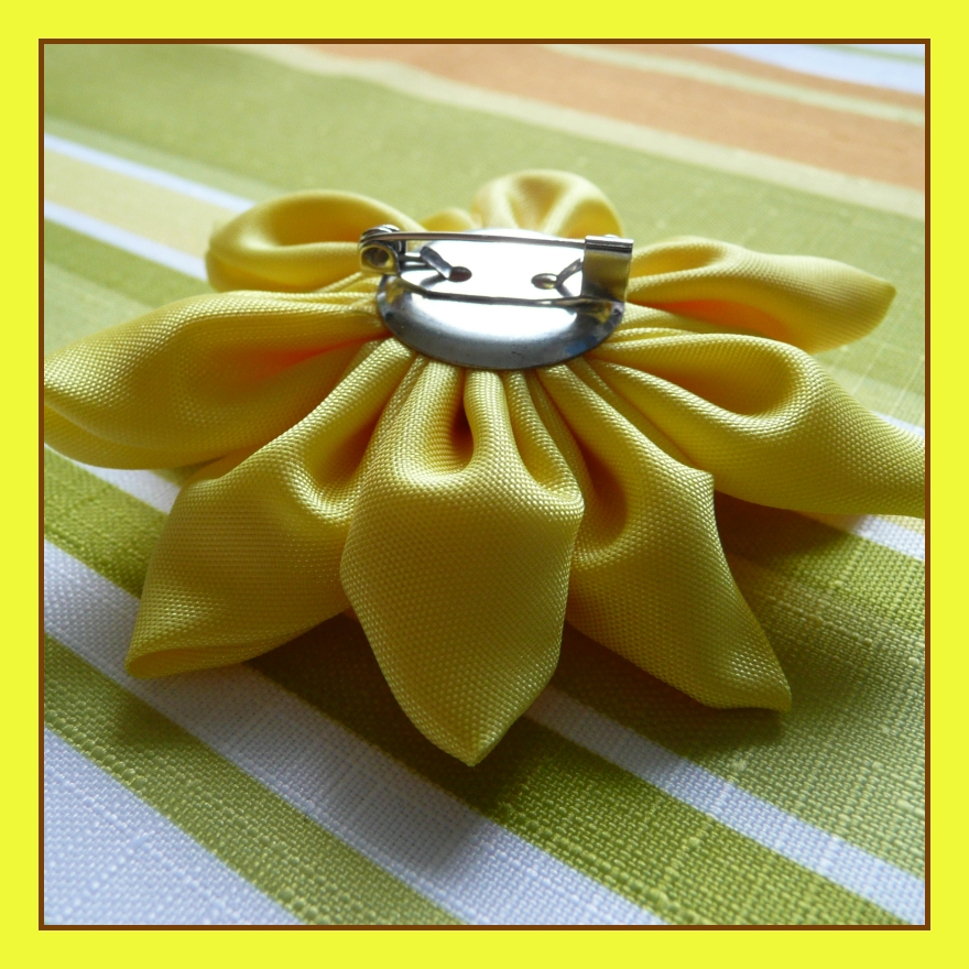 Žlutá kytka (brož)