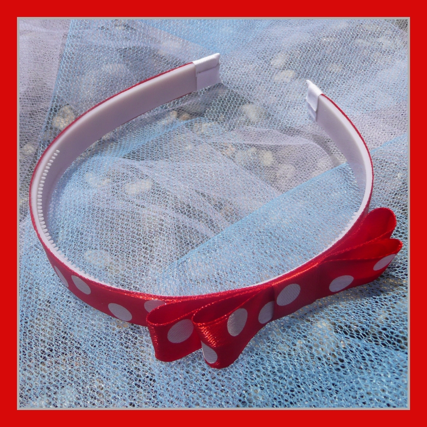 Červená čelenka s většími puntíky a mašlí