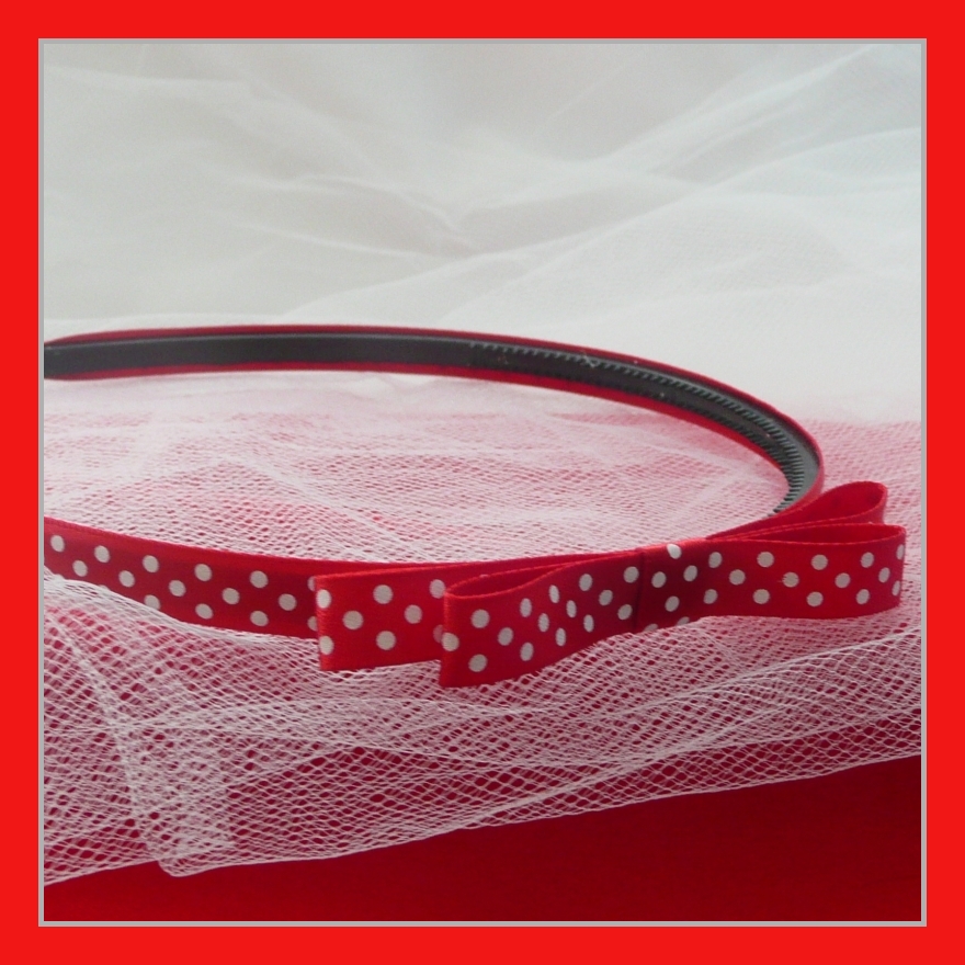 Červená drobně puntíkovaná čelenka s mašlí