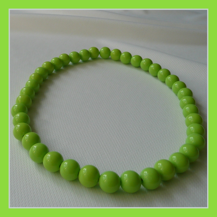 Světle zelené menší korále na krk