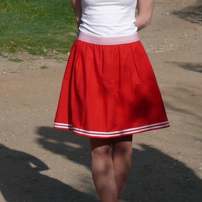Červená sukně s bílými proužky