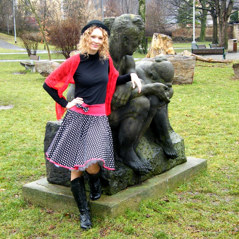 Černo-červená puntíkovaná sukně