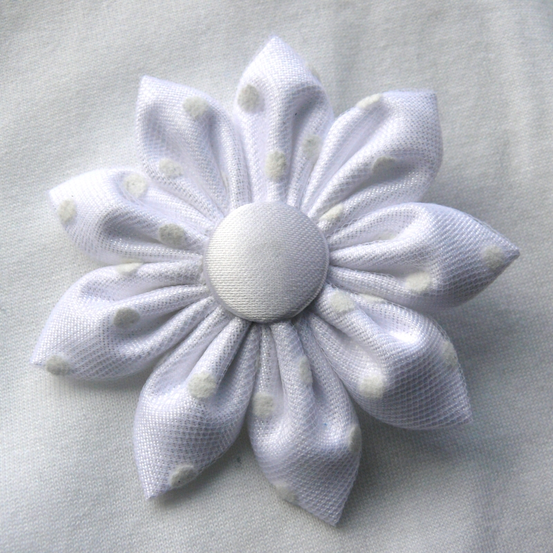 Bílá kytka (brož)