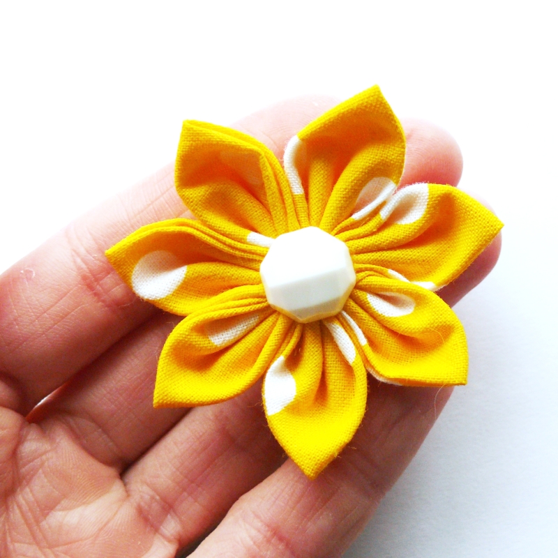 Žlutá kytka (brož)