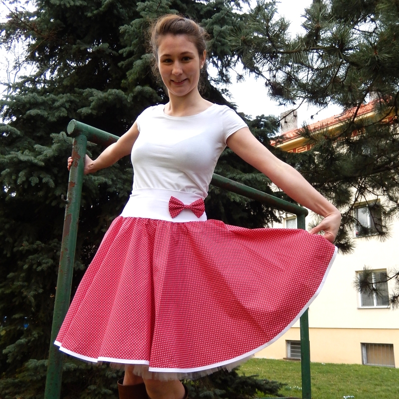 Červená tečkovaná sukně