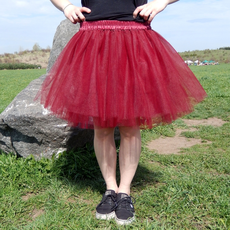 Tmavě červená tylová sukně